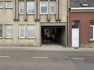 2 overdekte autostaanplaatsen, vlakbij station van Herentals, afgesloten van de straat met automatische poort.Doorrit: hoogte 1m90, breedte...