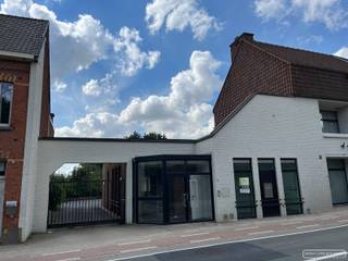 Dit pand biedt tal van mogelijkheden en dat op een zichtlocatie in het centrum van Anzegem! 
<h4>Huidige indeling</h4>

<ul>
	<li>Inkom met glazen tussendeur</li>
	<li>Wachtruimte</li>
	<li>grote polyvalente ruimte</li>
	<li>2 aparte burelen</li>
	<li>2 toiletten</li>
	<li>Nieuwe laminaatvloer</li>
	<li>Ruime kelder met kitchenette, technische berging en kluis (vorige activiteit van pand was een bank)</li>
	<li>Ruim voldoende parking achteraan (6 parkeerplaatsen)</li>
</ul>

<h4> </h4>

<h4>Grote troeven</h4>

<ul>
	<li>Op een zichtlocatie langs een drukke invalsweg in centrum Anzegem</li>
	<li>Vlak bij scholen, supermarkt en andere commerciële zaken</li>
	<li>Op minder dan 10 minuten van Vichte, Waregem en Oudenaarde</li>
	<li>Op 5 minuten van de E17</li>
	<li>airco, alarm</li>
</ul>

<h4>Huurprijs</h4>
De huurprijs bedraagt € 775/maand en is direct beschikbaar!<br /> 
<h4>Interesse in deze topper?</h4>
Neem dan snel contact met ons om een afspraak te plannen!