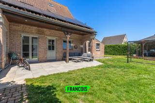 Welkom in deze ruime villa op een toplocatie te Bredene. Het pand is gelegen in een verkeersluwe buurt nabij de duinen. De woning beschikt daarenboven over een riante tuin, waardoor het hier steeds aangenaam vertoeven is.<br /><br />Bij het betreden van de woonst is er eerst en vooral een inkomhal. Aansluitend is er de ruime leefkamer. Hier is er plaats voor een eet-en leefplek alsook een extra hobby/bureauruimte. Dankzij de vele raampartijen is het hier steeds lichtrijk. De veranda vormt een aangename ruimte om het hele jaar door te genieten van de fraaie tuin. <br /><br />Aanpalend bevindt zich de keuken. Hier heeft u de nodige apparatuur alsook een extra eethoek. Verder is er hier nog een extra technische ruimte met aansluiting voor een wasmachine. <br /><br />U beschikt daarenboven over een grote relaxatieruimte, voorzien van een sauna, douche en afzonderlijk toilet; perfect om helemaal tot rust te komen! <br /><br />Op de verdieping van de woning zijn er in totaal vier slaapkamers en is er nog een extra badkamer met een ligbad. <br /><br />Dankzij de garage en zeer ruime oprit is er tevens voldoende plaats om uw wagen te plaatsen. <br /><br />Tot slot is er dan nog de riante tuin. Deze vormt de kers op de taart met een ruim gras-en terrasgedeelte. Dankzij de groene haag is er steeds de nodige privacy. <br /><br />Technisch pluspunt: de woning beschikt over een warmtepomp en zonnepanelen. <br /><br />Bent u op zoek naar een volledig instapklare woning? <br /><br />Aarzel dan niet en neem contact op voor meer info of een afspraak! <br /><br />