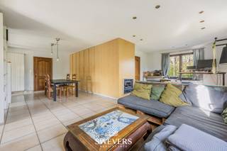 Interesse? Meer informatie op www.SWEVERS.be. - Deze woning in de Groenstraat 38 is een open bebouwing uit 1978 met een bewoonbare oppervlakte van 246 m² op een perceel van 1.360 m². De woning biedt veel ruimte en mogelijkheden, met grote leefruimtes en een keuken van 43,5 m² die uitkijkt op de tuin. Er zijn vijf ruime slaapkamers, met de optie om er zeven te creëren, wat het pand bijzonder geschikt maakt voor grote gezinnen of wie extra ruimte wil voor werk of hobby’s. Twee badkamers, waarvan één vernieuwd in 1992, en de aanwezigheid van een tweede keuken en badkamer op de bovenverdieping zorgen voor extra comfort en flexibiliteit.<br /><br />Technisch is het huis goed uitgerust met een combiketel op gas uit 2005 en zes airco-units die voor zowel verwarming als verkoeling zorgen. De volledig onderkelderde woning biedt 145 m² aan extra ruimte, inclusief een parkeerkelder voor twee wagens. De tuin met noordwestelijke oriëntatie is ideaal om te genieten van de middag- en avondzon, perfect voor ontspanning en gezellige momenten met familie of vrienden. De ligging is rustig maar strategisch, met scholen, winkels en openbaar vervoer op korte afstand en een vlotte verbinding naar de snelweg. Dankzij het EPC-label C, dat eenvoudig kan verbeterd worden naar label B, is dit een energiezuinige en toekomstgerichte keuze. Of je nu kiest voor een grondige renovatie of een stapsgewijze vernieuwing, deze woning biedt een solide basis om een comfortabele en persoonlijke thuis te creëren.<br /><br />Of je nu kiest voor een grondige renovatie of eerder een stap-voor-stap aanpak, Groenstraat 38 biedt jou een stevige basis en eindeloos potentieel. Kom vandaag nog kijken en ontdek hoe jij hier morgen je eigen warme thuis kan realiseren. Wij van Swevers Real Estate helpen je maar al te graag verder. tel. 011 255 155. Bron bewoonbare oppervlakte: EPC-verslag.