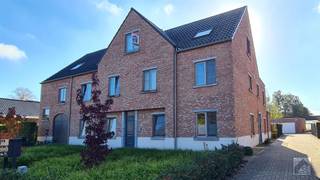 <p><span>Instapklaar appartement met 2 slaapkamers, ruim terras en garage in Halle</span></p><p><span>Dit aangename appartement ligt op wandelafstand van het centrum van Halle en is beschikbaar vanaf 1 december 2026.</span></p><p><span>De woonkamer beschikt over een groot schuifraam dat toegang geeft tot het zuidgerichte terras van maar liefst 25 m². De keuken is uitgerust met alle nodige toestellen en biedt veel bergruimte.</span></p><p><span>Verder beschikt het appartement over een praktische berging met aansluiting voor een wasmachine en droogkast, een apart toilet, een badkamer met ligbad en douche en twee slaapkamers.</span></p><p><span>Achteraan het gebouw bevindt zich een garage voor één wagen.</span></p><p><span>Eerste bezoekmoment op vrijdag 25 september.</span></p><p><span>Interesse? Bekijk de fotos en alle informatie en schrijf je via onze website in voor het bezoekmoment.</span></p>