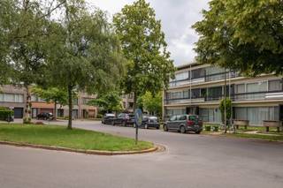 Op te frissen 2 slaapkamer appartement in een rustige wijk.<br /><br />Het is zéér aangenaam en rustig wonen in de Buizegem wijk. Vlakbij invalswegen, scholen en winkels kunt u alles bereiken met de fiets of te voet. Voor de pendelaars is de snelweg of het station ook niet veraf.<br /><br />De blok van twee verdiepingen hoog beschikt over een ruime inkomhal.Het appartement zelf is gelegen op het 2de verdiep.<br /><br />Indeling: woonkamer op laminaat met aan de voorzijde een terras over de breedte van het appartement, keuken op tegels, nachthal met ingemaakte kasten, apart toilet, derde kamer van 7,5m² en 2 slaapkamers achteraan. De badkamer bestaat uit ligbad en dubbele lavabo. Inclusief kelder.<br /><br />Bijzonderheden: Enkele beglazing, Vaillant 2026, dak 2015, boiler vervangen, ..<br /><br />Zoekt u rust maar wilt u toch overal dichtbij wonen, dan is dit een kans! Bel ons snel voor een bezoekje!<br /><br />EPC: 219 kWH/M²/JAAR (renovatieplicht) - verhuurd aan €740 + €70 kosten<br /><br />Maandelijkse kosten: +-150 euro/ maand voor blokpolis, poetsvrouw, tuinonderhoud, syndicus, elektr. gemene delen, water, ...