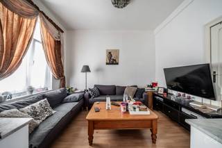 <p>Info & bezichtigingen: dries.v@weinvest.be | 0471 68 27 37</p>
<p></p>
<p>Midden in het centrum van Brussel, op een steenworp afstand van de Antoine Dansaertstraat en het Sint-Katelijneplein, stelt We Invest u met veel plezier dit opbrengstpand met 4 wooneenheden voor.</p>
<p></p>
<p>Het pand is centraal gelegen, met snelle toegang tot de winkels in de buurt en tot het openbaar vervoer (metro Sainte-Catherine en Comte de Flandre, lijnen 1 en 5).</p>
<p></p>
<p>Dit te renoveren pand, gelegen in een geschakeld gebouw uit 1884 met veel potentieel, is als volgt ingedeeld:</p>
<p></p>
<p>Voorste woning (straatgevel) — leegstaand:</p>
<p></p>
<p>Begane grond: appartement van 60 m² (woonkamer, keuken, badkamer, slaapkamer)</p>
<p>1e verdieping: appartement van 66 m² (woonkamer, keuken, badkamer, slaapkamer)</p>
<p>2e/3e verdieping: duplex van 112 m² met 3 slaapkamers, kantoor, woonkamer, eetkamer, keuken, badkamer en balkon</p>
<p></p>
<p>Achterhuis (bijgebouw) — momenteel verhuurd:</p>
<p></p>
<p>1e/2e verdieping: duplex van 168 m² met 4 slaapkamers, woonkamer, eetkamer, keuken en badkamer (huurovereenkomst loopt sinds 2005)</p>
<p></p>
<p>Het gebouw beschikt bovendien over 8 gemeenschappelijke kelders in de kelder (± 120 m² opslagruimte), 2 gemeenschappelijke werkruimtes op de begane grond (± 53 m², te renoveren) en een binnenplaats van 35 m².</p>
<p></p>
<p>Houten kozijnen, dubbele beglazing, individuele gasverwarming. Elektriciteit niet conform de voorschriften. EPC-klasse G voor de 4 eenheden.</p>
<p></p>
<p>Let op: volgens de stedenbouwkundige informatie verstrekt door de Stad Brussel zijn de indeling en het exacte aantal woningen niet formeel bevestigd door het gemeentebestuur — een aandachtspunt dat ook mogelijkheden biedt voor regularisatie en opwaardering voor een scherpzinnige investeerder.</p>
<p></p>
<p>Dit gebouw biedt een kans voor een investeerder die een karakteristiek pand in een centrale wijk van Brussel wil opwaarderen.</p>
<p></p>
<p>Mis deze kans niet, bel ons om een bezichtiging te regelen. Al onze exclusieve aanbiedingen zijn te vinden op www.weinvest.be</p>
