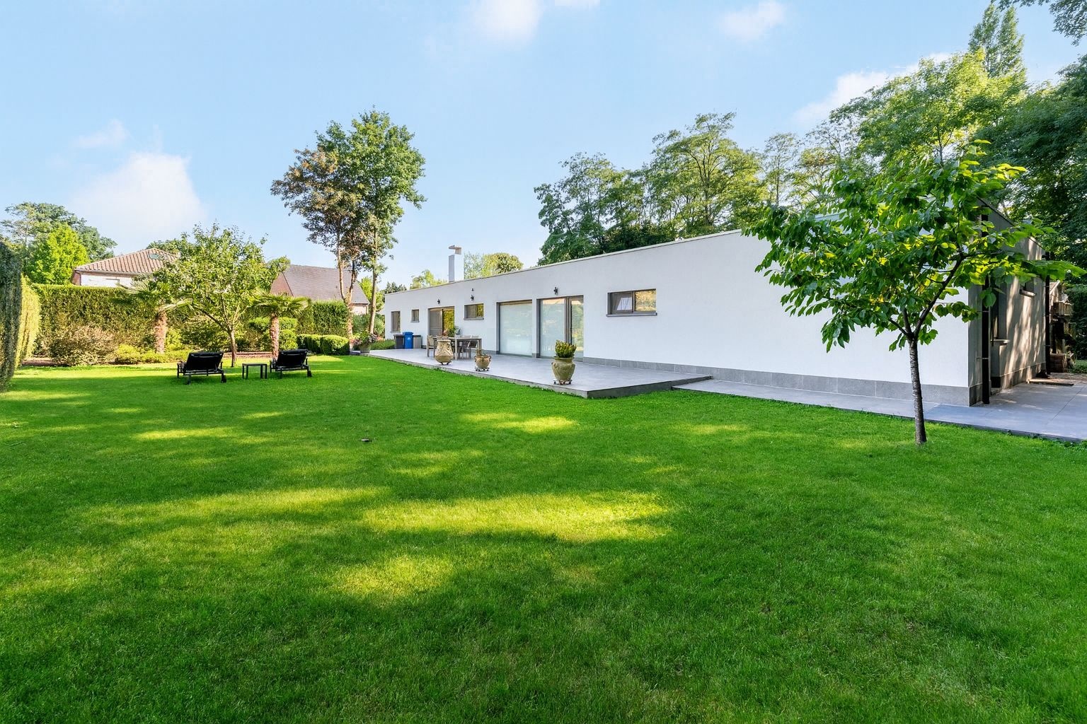 Unieke laagbouwvilla met polyvalente ruimte op ruim perceel in Brasschaat! - foto 1