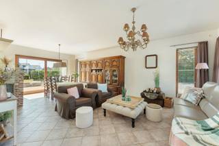 <p><span>Op zoek naar een goed onderhouden HOB in een aangename woonomgeving, met een vlotte verbinding naar de stad en de autostrades richting Antwerpen en Brussel? Dan is deze woning zeker het ontdekken waard!</span></p><p><span>De woning beschikt over een inkomhal met vestiaire en gastentoilet, een gezellige leefruimte met schuifraam naar het zuidgerichte terras en de tuin, en een open keuken met recente inbouwtoestellen. Verder zijn er een ruime wasplaats/berging en een inpandige garage met automatische sectionaalpoort aanwezig.</span></p><p><span>Op de eerste verdieping bevinden zich 4 ruime slaapkamers, een apart toilet en een ingerichte badkamer. Via één slaapkamer is de zolder bereikbaar, die mogelijkheden biedt voor een 5de slaapkamer of hobbyruimte.</span></p><p><span>De hoekligging zorgt bovendien voor een handige achtertoegang vanaf de straat. Een tuinberging biedt extra opbergruimte.</span></p><p><span>Ook buiten heeft deze woning heel wat te bieden. Achteraan bevindt zich een ruim, zuidgericht terras waar u heerlijk kunt genieten van de rust en de buitenruimte.</span></p><p><span>Kortom, dit is een praktisch ingedeelde, instapklare gezinswoning met ruimte, comfort en uitbreidingsmogelijkheden! </span></p><p><span> </span></p><p><span>Graag meer info of een bezoek? Contacteer ons via 0479/01.01.01!</span></p>