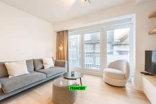 Ontdek dit stijlvol en recent gerenoveerde appartement, gelegen op de tweede verdieping van de verzorgde Residentie Orchidee, midden in het bruisende centrum van Oostende. Een absolute topligging tussen het Leopoldpark, de Visserskaai en het station, en op wandelafstand van strand, winkels en alle stedelijke voorzieningen.<br /><br />Dit appartement biedt een perfecte harmonie tussen comfort, elegantie en een uitzonderlijke ligging. Dankzij de centrale locatie geniet u van alles wat Oostende zo aantrekkelijk maakt: gezellige cafés, kwaliteitsrestaurants, trendy winkels en culturele hotspots bevinden zich letterlijk om de hoek.<br /><br />De indeling is praktisch en comfortabel. Het appartement beschikt over twee volwaardige slaapkamers: een ruime hoofdslaapkamer en een tweede, kleinere kamer die zich ideaal leent als logeerkamer, bureau of hobbyruimte. De moderne badkamer is uitgerust met alle hedendaags comfort en er is bovendien een afzonderlijk toilet voor extra gebruiksgemak.<br /><br />Daarnaast beschikt het appartement over een privatieve kelder, ideaal als extra bergruimte. De verwarming gebeurt via een energiezuinige centrale verwarming op aardgas met een HR-condensatieketel (energieklasse A), wat bijdraagt aan een comfortabel en efficiënt woonklimaat.<br /><br />Bent u op zoek naar een instapklaar appartement op een toplocatie in Oostende? Dan is dit een unieke kans die u niet mag missen.