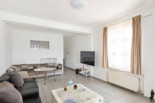 <b>Recent 1-slaapkamer appartement aan Slachthuissite<br /><br /></b>- Reeds 30% verkocht van project -<b><br /></b>Gelegen aan de Slachthuissite: een buurt die de laatste jaren enorme stappen heeft gemaakt en momenteel erg veel investeerders aantrekt door haar geschiedenis en veelbelovend toekomstperspectief.<br />De komende jaren zal hier een aanzienlijke <strong>transformatie </strong>plaatsvinden met verschillende nieuwe <strong>ontwikkelingsprojecten </strong>en <strong>herbestemmingen </strong>van historische panden.<br />Deze buurt biedt de bewoner een unieke mix van de authentieke, industriële charme en de moderne stadsvernieuwing.<br />In combinatie met een uitzonderlijk mooie mobiscore is het hier aantrekkelijk wonen voor wie wil genieten van het stadsleven, zonder in te boeten aan comfort en leefbaarheid.<br /><br />Het appartement zelf meet 72 m² en werd volledig <strong>gerenoveerd </strong>in 2008: voorzien van moderne afwerking en faciliteiten.<br />De EPC-score van B houdt in dat er geen renovatieverplichting geldt!<br />Er is een <strong>aparte slaapkamer </strong>die voldoende ruimte biedt voor een tweepersoonsbed en een kledingkast. De badkamer werd uitgerust met modern sanitair.<br />De lage maandelijkse kosten van slechts 25 euro maken dit appartement bijzonder aantrekkelijk voor zowel starters als investeerders.<br /><br /><strong>Bijzonderheden:<br /></strong><span>- Volledig verbouwd in 2008</span><br /><span>- Verhuurd - mits inachtname huurders</span><br /><span>- Aparte meters<br /></span>- Kelderberging