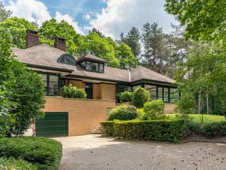 Near the Sept Fontaines Golf Course, nestled in lush greenery, this spacious villa, built in 1991 by architect Van Ryn, offers a surface area...