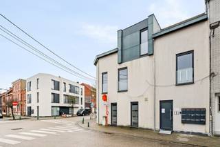 - Centrale ligging in Kortrijk: Sint-Denijsestraat 146<br />- Studentenkamer op wandelafstand van het station en tegenover grootwarenhuis<br />- Eigen badkamer met toilet, douche en wastafel<br />- Centrale verwarming<br />- Gemeenschappelijke keuken, berging, fietsenberging en koer<br />- EPC: 249 kWhm²/jaar, UC: 2645634<br />- Richtprijs: € 125.000 <br />- Mogelijkheid om 2 kamers aan te kopen<br />- Toprendement<br />- Voor eigen gebruik of verhuur mét service