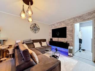 Appartement 1 chambre à louer à Borgerhout situé au Turnhoutsebaan 461 au troisième étage. L'appartement est situé à proximité des raids et des autoroutes, des transports en commun, des magasins et plus encore. Bien situé à proximité du parc.La disposition de l'appartement est la suivante : 3ème étage avec ascenseur :- hall d'entrée avec armoire de rangement- salon avec accès à la terrasse- cuisine avec feu électrique, évier simple et réfrigérateur- salle de bain avec lavabo et douche, raccordement pour machine à laver et sèche-linge- chambre- terrasse avec vue sur la verdureDétails : - Bâtiment bien entretenu et géré par des professionnels avec parc à déchets souterrain, 2 ascenseurs - les frais de commission mensuels s'élèvent à 100 €/mois (y compris le chauffage, l'eau, l'ascenseur, les frais moyens et le syndic).- ÉPIQUE- Garantie de 3 mois - disponible à partir du 01/07