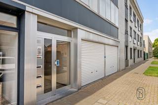 Topgelegen in centrum Oudenaarde: opbrengsteigendom bestaande uit 4 grote appartementen, grote dubbele garage, en een handelsgelijkvloers.
Handelsgelijkvloers met visibiliteit en aparte toegang, grote garage met extra bergruimte, en 4 identieke appartementen bestaande elk uit een inkom, toilet, grote lichtrijke leefruimte, keuken, 2 grote slaapkamers en badkamer.
Geen lift, geen syndic.
Meer info of bezoek? info@immobeguin.be