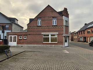 Volledig gerenoveerd handelspand geschikt voor verschillende doeleinden (horeca, kapper, winkel, kantoor, enz...) op een hoek, met kelder, vlakbij...
