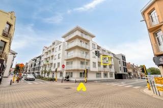 Au deuxième étage de la résidence Villa Arcade se trouve ce studio soigné, idéalement situé à distance de marche de la plage, du centre de De Panne et du magnifique bois de Calmeyn.<br /><br />Le studio dispose d'un hall d'entrée spacieux, d'un séjour lumineux avec cuisine ouverte aménagée, d'une salle de bains avec baignoire, meuble-lavabo et toilettes, ainsi que d'une agréable terrasse.<br /><br /><strong>ATOUTS :</strong>
<ul>
	<li>Excellente situation à proximité de la mer, du centre et de la nature.</li>
	<li>Idéal en tant qu'investissement pour la location annuelle ou saisonnière, ou comme résidence secondaire.</li>
	<li>Local à vélos commun disponible.</li>
</ul>
<br />Façade récemment peinte, ce qui signifie qu'aucuns frais communs importants ne sont prévus pour le moment.<br /><br />Droit de superficie : Ce bien est situé sur un terrain en droit de superficie. La redevance annuelle de droit de superficie s'élève à 2.600 €.