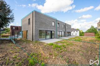 Deze goed georiënteerde, energiezuinige halfopen nieuwbouwwoning is gelegen in Elst en afgewerkt met uiterst duurzame materialen. <br /><br />Op het gelijkvloers bevinden zich de inkomhal met bezoekerstoilet, leefruimte met open ingerichte keuken en afzonderlijke berging, terras en tuin. De bovenverdieping omvat 3 slaapkamers, ingerichte badkamer met inloopdouche, technische ruimte en apart toilet.<br /><br />Voorzien van bijhorende carport en mogelijkheid tot het huren van een extra autostaanplaats voor 30 EUR/maand.<br /><br />Deze woningen zijn afgewerkt met uiterst duurzame materialen en zeer energiezuinig afgewerkt conform de huidige normen. Elke woning beschikt over een individuele regenwaterput van 10.000 liter die aangesloten is op de toiletten, wasmachine en buitenkraan. Tevens zijn er zonnepanelen voorzien per woning (conform EPB-normen). <br /><br />Beperkte syndickost van 20 EUR/maand provisie.<br /><br />Alles is volledig geschilderd en afgewerkt met lichtarmaturen, kortom instapklaar! Beschikbaar vanaf 1 oktober 2026!<br /><br />Voor meer informatie of een bezoek bel Stefanie op het nummer 055/59 50 10 of email stefanie.browaeys@weinvest.be.
