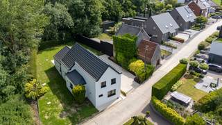 In een rustige, groene en idyllische buurt net buiten het centrum van Zottegem vindt u deze volledig gerenoveerde en energiezuinige woning, klaar...