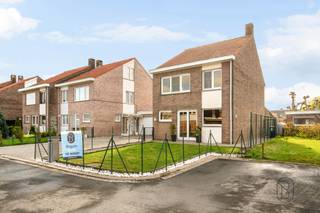 Goedgelegen leuke gezinswoning met 4 SLK, tuin en garage. <br /><br />Indeling: inkom met traphal, gezellige lichtrijke leefruimte, keuken en de badkamer. Tevens praktische wasplaats en berging aanwezig alsook een garage. Op de eerste verdieping bevinden zich de nachthal en 4 slaapkamers. Ruime, handige zolder aanwezig.<br />Aangelegd terras en oprit voor meerdere wagens.<br /><br />Troeven: <br />- gelegen in een doodlopende straat<br />- vlakbij winkels, scholen, openbaar vervoer<br />- zonnepanelen aanwezig<br />- perfect instapklaar<br /><br />Meer info of een bezoek: charlotte@immobeguin.be