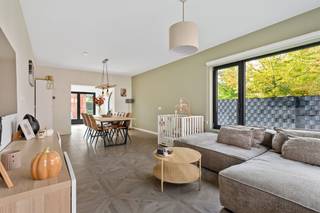 Gerenoveerde half open bebouwing op mooi zuid gericht perceel van 403 m², gelegen op een boogscheut van het centrum van Ranst, bestaande uit: inkomhal met apart toilet; leefruimte met veel lichtinval op keramische tegelvloer; ingerichte keuken voorzien van alle toestellen en plaats voor eettafel; wasplaats. Op de eerste verdieping: nachthal; slaapkamer met walk-in dressing; badkamer met inloopdouche, dubbel lavabomeubel en toilet. Op de tweede verdieping zijn er nog 2 slaapkamers en een extra badkamer met ligbad, toilet en lavabomeubel. Voorts beschikt de woning over een kelder, garage en nieuw aangelegde tuin met terras en ideale zuid oriëntatie. De tuin is volledig omheind. CV op aardgas (glv. met vloerverwarming), PVC schrijnwerk met dubbele beglazing; automatische rolluiken; elektriciteit is conform! Kortom een zeer lichtrijke en instapklare woning! EPC: 288 kWh/m². Beschikbaar bij akte of overeen te komen.