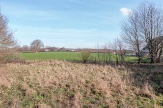 <p><strong>Exclusieve bouwgrond van 12a 72ca geschikt voor het bouwen van een villa.</strong><br />Groenzicht in combinatie met de nabijheid van invalswegen.<br /><br />Dankzij een hogere ligging geniet men van op dit terrein een prachtige groene zone, agrarisch gebied.<br />Tevens is de bouwgrond gelegen in de nabijheid van winkelmogelijkheden, in-afritten E40 - R0 maar op een discrete locatie.<br /><br />Op één van de hoogste punten op de hoek van de Brusselstraat en de Draaiberg/Kortemansstraat, geniet je dit prachtig zicht.<br /><br />Het perceel is maximaal bebouwbaar volgens verkavelingsvoorschriften binnen een zone van 17m breed op diepte van 18m met een maximale vloeroppervlakte van 250m².<br /><br />Dit maakt van deze locatie een uiterste geschikte plek voor het oprichten van een ruime, comfortabele ééngezinswoning.<br /><br />Detail van de verkavelingsvoorschriften te verkrijgen per mail via rune.stallaert@living-stone.be<br /><br /><em>Extra: in 2024 werd een bouwvergunning afgeleverd voor het bouwen van een vrijstaande gezinswoning voorzien van gelijkvloers en eerste verdieping onder een platte dakstructuur (zie renderbeelden ter informatie).</em><br /><br /><em>De vergunning en bouwplannen daterende uit 2024 kunnen mits meerprijs overgenomen worde</em>n.</p>