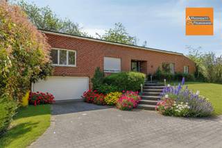 <p><span>Ontdek deze charmante open bebouwing met prachtige tuin, rustig gelegen in Wezemaal.</span></p><p><span> </span></p><p><span>Deze woning is een unieke kans voor wie houdt van rust, ruimte en groen. Ze beschikt over drie slaapkamers, een ruime en lichtrijke leefruimte, een gerenoveerde badkamer en een bodykamer.</span></p><p><span> </span></p><p><span>Bij het ontwerp van de woning werd veel aandacht besteed aan natuurlijke lichtinval. Dankzij de vele raampartijen geniet bijna elke kamer van een mooi uitzicht op het groene perceel en valt het daglicht rijkelijk binnen.</span></p><p><span> </span></p><p><span>De woning is onderworpen aan de renovatieplicht.</span></p><p><span> </span></p><p><span>Interesse? Neem snel contact op voor een persoonlijke rondleiding en ontdek zelf de troeven van deze bijzondere woning.</span></p>