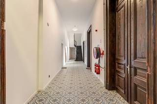 Deze prachtige site op de Diestsevest 117 te Leuven heeft decennia lang dienst gedaan als het huis van de Paters Montfortanen. Deze site wordt nu nieuw leven ingeblazen door de grondige renovatie van het gebouw.<br />-gemeubelde SWO-kamers(12m²-14m², meer info via onderstaande link)<br /><br />https://www.kuleuven.be/stuvo/kot/zoeken/residentie/swo-residenties<br /><br />De gemeenschappelijke ruimtes zoals de ruime keukens met eetplaats, de ontspanningsruimte en de tuin maken dit gebouw tot een leuke en gezellige verblijfplaats voor uw kinderen of huurders. Er is fietsenberging voorzien.<br /><br />EPC B-label! Elektriciteit conform! Asbestveilig! Lastenboek en plannen onder downloads!<br /><br />BEZOEK NU! Verkoop onder registratierechten!<br /><br />Indien u deze kamer graag bezoekt dan kan u mij steeds bereiken via arnaut@immojanstas.be of 0495292080.