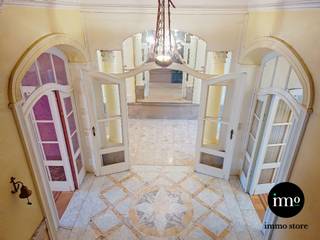 Immo Store presenteert een authentiek <strong>HÔTEL DE MAÎTRE </strong>uit 1916, ontworpen door de Belgische architect <strong>FERNAND LAMBERT</strong>. Hij behoorde tot de generatie die de overgang maakte van het zware <strong>ECLECTICISME</strong> naar de meer verfijnde en strakke <strong>ART DECO</strong>. Dit statige herenhuis vormt een prachtig voorbeeld van de interbellumarchitectuur die deze gegeerde wijk van Anderlecht kenmerkt, nabij het <strong>ASTRIDPARK</strong> en de <strong>MEIR-WIJK</strong>. De <strong>LIMBOURGLAAN</strong> staat bekend om haar homogene bebouwing uit het interbellum, waar meerdere <strong>GERONOMMEERDE ARCHITECTEN</strong> actief waren. Hoewel Lambert minder bekend is bij het grote publiek, drukte hij een blijvende stempel op de residentiële wijken van Brussel. Zijn werk wordt gekenmerkt door een <strong>VERFIJND OOG VOOR DETAIL</strong>, met onder meer geel-beige baksteen, geometrische natuurstenen ornamenten, granito-accenten en elegant smeedwerk aan deuren en balkonleuningen. Een uitzonderlijke troef is de aanwezigheid van een <strong>VOLLEDIGE EN INTACTE SET GESIGNEERDE WANDTABLEAUS</strong> van <strong>FRANÇOIS ZANARDY</strong>, een Brusselse kunstschilder-keramist en decorateur uit het interbellum. Deze tableaus werden vervaardigd in de <strong>MAJOLICA-TECHNIEK</strong>, waarbij met de hand op ongeglazuurde tegels werd geschilderd. Aangezien dergelijke werken vaak verloren gingen bij renovaties, verleent hun perfecte staat dit pand een bijzondere <strong>HISTORISCHE EN ARTISTIEKE WAARDE</strong>. Het herenhuis beschikt over een riant gelijkvloers, drie verdiepingen, is <strong>VOLLEDIG ONDERKELDERD</strong> en geniet van een <strong>ROYALE STADSTUIN</strong>. Een absolute zeldzaamheid is het karaktervolle bijgebouw met een <strong>MIDDELEEUWS GEÏNSPIREERDE TOREN</strong>. Dankzij het vergunde professioneel gebruik (30%) is dit pand ideaal voor een <strong>VRIJ BEROEP</strong>, <strong>EXCLUSIEVE EVENTS</strong> of een <strong>PRESTIGIEUZE RESIDENTIE</strong>. Wordt u de vierde eigenaar van dit unieke stuk Brussels erfgoed? Laat u betoveren<strong> </strong>door de ziel van dit uitzonderlijke Hôtel de Maître<strong>.</strong> Bel ons op 02/203.03.03 of stuur een mail naar info@immo-store.be!