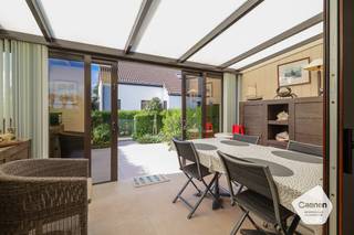 Deze charmante vakantiewoning in het rustige domein <em>Veldblomme</em> in Westende combineert een verfijnde <strong>Long Island style</strong> met comfort, privacy en een uitstekende ligging.<br />De woning beschikt over een gezellige leefruimte, een vernieuwde open keuken en een verzorgde badkamer met ligbad. De lichtrijke veranda met zonwerend glas en elektrisch bedienbare zonneluifel geeft uit op een recent vernieuwd zuidgericht terras met prachtig zicht op het hinterland (natuurgebied).<br />Boven zijn er twee smaakvol ingerichte slaapkamers (5 slaapplaatsen), met nieuwe verduisterende Velux dakramen en laminaatvloer.<br /><strong>Extra troeven:</strong>
<ul>
	<li><span>zonnepanelen</span></li>
	<li><span>badkamer: nieuwe boiler, kranen, glazen badwand en WC</span></li>
	<li><span>vernieuwde keuken</span></li>
	<li><span>nieuwe binnendeuren, vloer, veranda en terras</span></li>
	<li><span>waterverzachter</span></li>
	<li><span>rustige ligging, dichtbij zee en strand</span></li>
	<li><span>Geen domicilie toegelaten.</span></li>
</ul>
- overname kwalitatief meubilair bespreekbaar<br />- geen renovatieplicht<br />- elektrische keuring is conform<br />- mogelijkheid tot aankoop garagebox in het domein (niet inbegrepen in vraagprijs)<br /><br />Deze gezellige vakantiewoning is instapklaar – perfect voor eigen gebruik of als investering.<br />“Contacteer ons voor een bezoek!”<br /> 