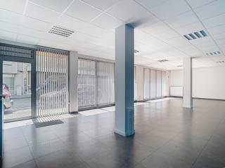 <p><strong><span>Ruim Handelspand, op Toplocatie nabij het stadscentrum!</span></strong><br /><br />Bent u op zoek naar een veelzijdig handelspand op een strategische locatie? Dan is dit pand van ca. <strong>90 m²</strong>, gelegen vlakbij het <strong>centrum van de stad</strong>, ter hoogte van het <strong>Kanunnik Colinetplein</strong>, precies wat u zoekt!</p>
<p>Het pand beschikt over een <strong>grote open ruimte</strong> met meerdere ramen die zorgen voor een optimale zichtbaarheid en lichtinval – ideaal voor commerciële activiteiten, een kantoorruimte of vrij beroep. Dankzij de flexibele indeling is het geschikt voor <strong>verschillende doeleinden</strong>.</p>
<p>Indeling:</p>
<ul>
<li>
<p>Ruime commerciële ruimte met veel daglicht en zicht op straat</p>
</li>
<li>
<p>Praktische keuken</p>
</li>
<li>
<p>Afzonderlijke berging</p>
</li>
<li>
<p>Apart toilet</p>
</li>
</ul>
<p><strong>Troeven:</strong></p>
<ul>
<li>
<p>Uitstekende ligging vlakbij het centrum</p>
</li>
<li>
<p>Goede bereikbaarheid en visibiliteit</p>
</li>
<li>
<p>Veel natuurlijke lichtinval</p>
</li>
<li>
<p>Diverse gebruiksmogelijkheden</p>
</li>
</ul>
<p>Aarzel niet om contact met ons op te nemen voor meer informatie of een bezichtiging. Een unieke kans voor wie op zoek is naar een goed gelegen en ruim handelspand! 0476/076 993 OF info@kurtimmo.be</p>