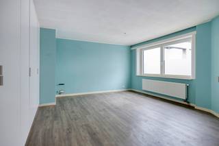 Ben je op zoek naar een instapklaar en energiezuinig appartement met garage nabij het Station van Wetteren? Zoek niet verder! Dit appartement op de tweede verdieping te Korte Massemsesteenweg 60/22 heeft alles wat je zoekt.<br /><br />Indeling:<br />- Woonkamer met uitgeruste open keuken<br />- 1 slaapkamer<br />- Badkamer met ligbad en toilet<br /><br />Bijzonderheden:<br />- Asbestveilig<br />- Ingemaakte kasten<br />- Energiezuinig (EPC B)<br />- Garagebox (inclusief in de vraagprijs) <br />- Ideaal als investering of eerste woning<br />- Goede ligging ten opzichte van alle voorzieningen zoals supermarkten, cafés, scholen, restaurants, oprit E40, de Markt en het Station van Wetteren, invalswegen etc.. <br /><br />Mis deze kans niet en vraag vandaag nog jouw bezoek aan door contact op te nemen met Jill via jill.de.deurwaerdere@albert.immo of 0495 69 61 64.<br /><br />Bij Albert kom je thuis