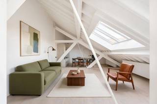 Authentiek industrieel wonen in Antwerpen
In de voormalige Whitbread-fabriek vind je dit unieke, lichtrijke appartement van ca. 85 m² op de derde verdieping, met een slaapkamer en een zonnig privéterras van ca. 16 m². De site werd grondig gerenoveerd met respect voor de oorspronkelijke architectuur, waardoor de charme van het industriële verleden en het comfort van hedendaags wonen samenkomen.
Indeling:
- Private inkom met open leefruimte (zithoek, eetplaats en open keuken)
- Zeer ruim privéterras van ca. 16 m²
- Rustig gelegen slaapkamer met ingebouwde kastruimte
- Badkamer met douche, wastafel en toilet
Troeven: veel lichtinval, groot terras, authentieke sfeer en centraal gelegen in Antwerpen.