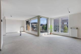 Dit prachtig nieuwbouwappartement is gelegen op een toplocatie in het centrum van Roeselare, op wandelafstand van winkels, horeca en openbaar vervoer. Het appartement bevindt zich op de tweede verdieping van de kleinschalige residentie "HOX" en combineert een uitstekende ligging met hedendaags wooncomfort en energiezuinig wonen.<br /><br />Bij het binnenkomen komt u in de ruime en lichtrijke woonkamer met open keuken en een afzonderlijke berging. De grote raampartijen zorgen voor een aangenaam ruimtelijk gevoel en een overvloed aan natuurlijke lichtinval. Vanuit de keuken heeft u rechtstreeks toegang tot het ruime terras aan de voorzijde van het gebouw.<br />Verder beschikt het appartement over drie volwaardige slaapkamers, een moderne badkamer en een afzonderlijk toilet. De badkamer wordt uitgerust met een comfortabele inloopdouche en een modern badkamermeubel. Het appartement wordt volledig afgewerkt. <br /><br />Twee van de drie slaapkamers bieden rechtstreeks toegang tot een tweede ruim terras, dat zich aan de achterzijde van het gebouw bevindt. Een absolute troef zijn dan ook de twee ruime terrassen, waar u op verschillende momenten van de dag in alle rust kunt genieten van de buitenlucht.<br /><br />Het appartement is zeer energiezuinig (E-peil 12 - EPC 18kWh/m² - Label A) en geniet de korting op de onroerende voorheffing de eerste vijf jaar. <br />Er zijn ook zonnepanelen gekoppeld aan het appartement. <br />De toiletten en de wasmachine zijn voorzien op regenwater. <br /><br />Bij het appartement hoort een fietsenstalling.<br />Achteraan het gebouw is er bovendien de mogelijkheid tot aankoop van een overdekte parkeerplaats.<br /><br />Ook de ligging is een absolute troef. Het appartement bevindt zich in het centrum van Roeselare, waardoor winkels, horecazaken en het openbaar vervoer vlot bereikbaar zijn te voet. U geniet er van alle voorzieningen binnen handbereik, gecombineerd met het comfort en de energiezuinigheid van een hedendaags nieuwbouwappartement.<br /><br />Bij interesse, aarzel niet ons te contacteren voor meer informatie of een plaatsbezoek op 051/201.400 of info@dicasa.be