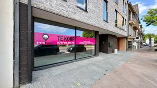 Uitzonderlijke handelsruimte van circa 366m² met achtergelegen parking, op belangrijke doorgangsweg te Heusden!<br /><br />Het handelspand bevindt zich in een kleinschalige blok, ideaal gelegen aan een doorgangsweg met veel passage en heeft een mooie vitrine.<br />Aan de achterzijde van het gebouw bevinden zich de bovengrondse standplaatsen.<br />Het handelspand heeft een oppervlakte van 366m² ; nog vrij in te richten en in te delen. <br /><br />Op dit moment werd er een handelsruimte en een magazijn voorzien; bereikbaar via een sectionale poort.<br />De volledig open ruimte biedt veel mogelijkheden. <br />De ruimte kan naar alle verscheidenheid ingericht worden bv als winkel of als kantoorruimte, maar ook als tandartspraktijk, kinépraktijk, schoonheidsinstituut enz..! Ook is er een mogelijkheid om het pand op te splitsen naar 2 polyvalente ruimten. <br /><br />Aan de straatkant heeft men een groot raam voor etalage of natuurlijke lichtinval = hier valt je handelspand echt op!<br />De ruimte is gelegen in het centrum van Heusden, omringd door andere commerciële panden en loopt zo over naar de winkelstraat Koolmijnlaan.<br />De centrale ligging zorgt voor een vlotte verbinding naar Zolder, Koersel, Beringen en Houthalen-Helchteren.<br />Dit uitzonderlijke pand met tal van mogelijkheden is beschikbaar bij akte!<br /><br /><br />Dit pand bevindt letterlijk op 2 minuten wandelen van de winkel-wandelstraat. Brood en fruit, uit gaan eten, supermarkten, scholen….alles is vlakbij; het openbaar vervoer zelfs voor de deur!<br /><br />Dit casco handelspand kan naar eigen smaak ingericht worden en opgedeeld worden naar 2 handelspanden!<br /><br />Pluspunten:<br />- uitstekende ligging!<br />- mogelijkheid om op te delen naar 2 handelspanden<br />- mooie patio<br />- zeer ruim handelspand = 366m²<br />- geschikt voor verschillende activiteiten, bvb winkelruimte of kantoren<br />- grondwaarde aan 12% en constructie aan 21% BTW<br />- sluit aan bij andere handelspanden naar de Koolmijnlaan<br />- beschikbaar bij akte<br />- open ruimte = zelf in te delen<br />- meerdere ingangen<br />- grote garage en sectionale poort (inpandig)<br /><br />Maatregelen opgenomen in het Maatregelenregister: nee<br /><br />Voor een bezichtiging ter plaatse of meer info, bel ons op 078/78.78.70, of kom gewoon binnen op ons kantoor, steeds welkom!