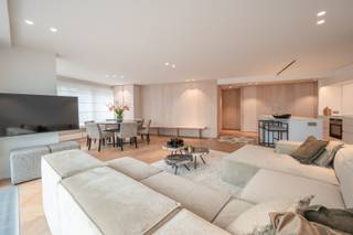 Discover this exceptional corner apartment located in a prime location on the Kustlaan, with panoramic views of the Lichttorenplein and sea...