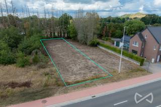 <p><span>Op zoek naar een mooie bouwgrond in Beringen om jouw eigen woning te realiseren? Aan de Nieuwendijk bieden we dit ruime perceel van maar liefst </span><strong><span>5a33ca</span></strong><span> aan.</span></p>
<p>Het perceel bestaat uit lot 3 (3a83ca), bestemd als bouwlot voor halfopen bebouwing, aangevuld met lot 4 (1a50ca) als achterliggende grond.</p>
<p>De verkavelingsvoorschriften voorzien in de mogelijkheid om een volwaardige eengezinswoning in halfopen verband te bouwen. Op het gelijkvloers is een maximale bouwdiepte van 17 meter toegestaan en op de verdieping 10 meter. De kroonlijsthoogte bedraagt maximaal 6 meter en de voorgeschreven dakhelling bedraagt 40°.</p>
<p>De woning wordt ingeplant op 5,50 meter achter de rooilijn van de Nieuwendijk. De achterliggende grond zorgt bovendien voor extra buitenruimte en draagt bij aan het ruime karakter van het perceel.</p>
<p><span>De omgeving bestaat hoofdzakelijk uit open en halfopen woningen en de percelen zijn gelegen aan een voldoende uitgeruste weg. </span></p>
<p><span>Een mooie kans voor wie zelf wil bouwen en daarbij graag beschikt over een perceel met voldoende ruimte voor een aangename tuin.</span></p>
<ul>
<li><span>Nieuwendijk, 3582 Beringen</span></li>
<li>5a33ca</li>
<li><span>Halfopen bebouwing</span></li>
<li><span>Verkavelingsvoorschriften beschikbaar</span></li>
</ul>
<p><span>Wil je meer weten over dit bouwperceel of de verkavelingsvoorschriften? </span>Lieselotte<span> helpt je graag verder.</span></p>
<p><strong><span>Lieselotte Luyten – 0493 56 87 30</span></strong></p>
<p><strong><span>We Invest Demervallei</span></strong><br /><em><span>Vastgoed Anders Bekeken</span></em></p>