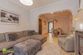 Gerenoveerde gezinswoning met tuin in LebbekeWelkom in deze instapklare, recent opgeknapte gezinswoning, gelegen in de nabijheid van winkels, scholen...