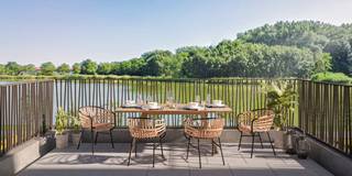 Dit <strong>doorkijkappartement</strong> (74,85m²) op de<strong> tweede verdieping</strong> aan de westkant van <strong>Residentie Reiger</strong> biedt een <strong>ruime en lichte woonruimte</strong> met een <strong>prachtig uitzicht op het omliggende groene landschap</strong>.<br />De <strong>doorkijkindeling</strong> zorgt voor een <strong>overvloed aan natuurlijk licht,</strong> wat het appartement een <strong>open en luchtig gevoel</strong> geeft.<br /><br />Dit appartement beschikt over <strong>1 slaapkamer.</strong><br />Door de<strong> terrassen aan beide zijden</strong> (9,50m² en 4,30m²) kun je op elk moment van de dag <strong>genieten van het buitenleven</strong>.<br />Dankzij de <strong>energiezuinige lucht-waterwarmtepomp </strong>woon je hier comfortabel met een <strong>laag energieverbruik</strong>.<br />De <strong>duurzame materialen</strong> en <strong>moderne afwerking</strong> maken dit appartement een perfecte keuze voor wie houdt van<strong> hedendaags wonen in een natuurlijke omgeving</strong>.<br /><br />Parkeren is mogelijk in <strong>de ondergrondse garageboxen of staanplaats</strong>.<br /><br />Een unieke kans voor wie op zoek is naar een <strong>stijlvol en energiezuinig appartement</strong> met een <strong>rustige ligging</strong>, op korte afstand van het<strong> centrum van Ingelmunster</strong>.