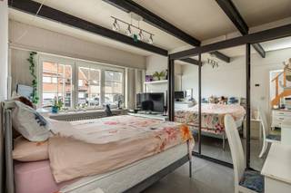 Deze aangename woning is centraal gelegen in Hoevenen en combineert een praktische indeling met veel lichtinval en een gezellige buitenruimte. We betreden de woning via de inkomhal. Op het gelijkvloers bevinden zich een eerste slaapkamer, de badkamer met ligbad en lavabo en een handige wasplaats. Deze aangename woning is centraal gelegen in Hoevenen en combineert een praktische indeling met veel lichtinval en een gezellige buitenruimte. We betreden de woning via de inkomhal. Op het gelijkvloers bevinden zich een eerste slaapkamer, de badkamer met ligbad en dubbele lavabo en een handige wasplaats. Op de eerste verdieping vinden we de lichtrijke woonkamer met open keuken. Aansluitend aan de keuken bevindt zich de veranda, die dienstdoet als overdekt terras en een leuke verbinding vormt met de buitenruimte. De tweede verdieping bestaat momenteel uit één grote open ruimte en biedt de mogelijkheid om deze verder in te richten als twee volwaardige slaapkamers. De woning beschikt over een gezellige tuin met terras en een oprit met plaats voor twee wagens. De centrale ligging is een bijkomende troef: scholen, winkels en een bushalte bevinden zich op wandelafstand. Ook de verbinding met de A12 is vlot bereikbaar, waardoor Antwerpen en de omliggende gemeenten gemakkelijk bereikbaar zijn. Wenst u meer info? Contacteer ons via 03 568 03 03 of lauren@vastgoed03.be