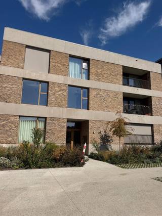 <p><strong>Appartement 1 chambre prêt à emménager avec terrasse, place de parking et label EPC A</strong></p><p>Cet appartement bien entretenu et économe en énergie allie un agencement pratique à un confort de vie contemporain. Grâce à son <strong>label EPC A</strong>, vous bénéficiez d'un logement économe en énergie avec de faibles dépenses énergétiques.</p><p>L'appartement dispose d'un agréable espace de vie ouvert sur la cuisine, d'une chambre, d'une salle de bains et d'un débarras pratique. Il dispose également d'une <strong>terrasse</strong> où vous pourrez profiter du grand air en toute tranquillité.</p><p>La <strong>place de parking</strong> constitue un atout supplémentaire non négligeable, garantissant un stationnement toujours aisé et confortable.</p><p>L'appartement est actuellement loué. Il est donc non seulement intéressant pour une occupation personnelle à terme, mais offre également la possibilité d'acquérir le bien à titre d'investissement avec <strong>des revenus locatifs immédiats</strong>.</p><p><strong>Atouts :</strong></p><ul><li>PEP A</li><li>1 chambre</li><li>Terrasse</li><li>Débarras pratique</li><li>Place de parking</li><li>Économe en énergie</li><li>Actuellement loué</li><li>Intéressant pour une résidence principale ou comme investissement</li></ul><p>Pour plus d’informations ou pour organiser une visite, veuillez nous contacter à l’adresse lou@guldentopsvastgoed.be</p>