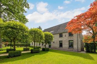 <p><span>C'est dans l'un des quartiers résidentiels les plus prisés de Schoten que se trouve cette villa exceptionnellement spacieuse, d'une surface habitable d'environ 615 m², située sur un magnifique terrain d'environ 2 000 m². Une demeure où l'espace, la lumière et le confort s'allient à la perfection, au cœur d'un cadre verdoyant et paisible.</span></p><p><span>Son emplacement est un véritable atout : vous vivrez dans un quartier résidentiel calme, bénéficiant de liaisons rapides vers Anvers et les communes environnantes. À proximité, vous trouverez des écoles, des commerces et toutes les commodités du quotidien. De plus, les parcs et espaces verts voisins offrent un cadre de vie particulièrement agréable où vous pourrez profiter pleinement de promenades à pied ou à vélo.</span></p><p><span>À l’intérieur, vous profiterez d’espaces de vie généreux comprenant un grand salon, une salle à manger et une cuisine luxueusement équipée, le tout offrant une belle vue sur le jardin. L’agencement est logique et confortable, avec une forte connexion entre l’intérieur et l’extérieur. La propriété dispose également d’un double garage spacieux.</span></p><p><span>Au premier étage se trouve la chambre parentale avec salle de bains attenante (baignoire à remous, douche, double lavabo et toilettes) et dressing. À côté, on trouve trois chambres à part entière et une très grande chambre avec sa propre salle de bains attenante, idéale pour les invités ou les familles nombreuses.</span></p><p><span>Les combles sont accessibles par un escalier fixe et offrent un grand espace polyvalent que vous pouvez aménager à votre guise en atelier, bureau ou salle de jeux.</span></p><p><span>À l'extérieur, vous êtes entouré d'un magnifique jardin aménagé comprenant plusieurs terrasses, une terrasse couverte, un abri de jardin et un étang : un véritable havre de paix en toute intimité.</span></p><p><span>Atouts :</span></p><ul><li><span>Emplacement résidentiel de premier choix à Schoten </span></li><li><span>Environ 615 m² de surface habitable </span></li><li><span>Magnifique terrain d’environ 2 000 m² </span></li><li><span>5 chambres + plusieurs salles de bains </span></li><li><span>Grand espace mansardé polyvalent </span></li><li><span>Double garage </span></li><li><span>Joli jardin aménagé avec étang et terrasse couverte </span></li></ul><p><span> </span></p><p><span>Cette villa unique vous intéresse ? Contactez-nous au 036466655 ou à l'adresse info@sinjoor.be</span></p>