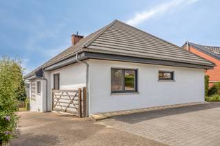 deze mooie woning in open bebouwing bevindt zich in een woonwijk in Korbeek-Lo, deelgemeente van Bierbeek. De woning biedt aangename, heldere leefruimtes en een overdekt terras op het gelijkvloers op straatniveau, 3 slaapkamers en nog een polyvalente kamer op de verdieping en een volwaardige kelderverdieping met inpandige garage. De tuin aan de woning is volledig omheind en heeft ook een serre.
Omvattende:
Gelijkvloers: inkomhal, zit- en eetkamer, keuken, overdekt terras, nachthal, 3 slaapkamers, badkamer, toiletruimte
Zolderverdieping: polyvalente kamer, bergzolder
Kelderverdieping: inpandige garage, 6 keldercompartimenten
Inrit en tuin: inrit, omheinde tuin met serre en berging
Ligging: de woning bevindt zich in een woonwijk in Korbeek-Lo, een deelgemeente van Bierbeek. Bushaltes zijn vlakbij, de N3 Leuven/Tienen bevindt zich op 750m, de aansluiting met de ring rond Leuven is op 4 km afstand en de aansluiting met de E40 is op een 5-tal km rijden.
Deze woning is onmiddellijk beschikbaar.
Bekijkt u dit pand via één van onze aanverwante websites, dan verwijzen wij u graag door naar onze eigen website. https://www.itimmo.be/pimberg-33-korbeeklo