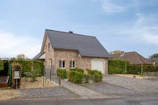 <strong>Ruime instapklare gezinswoning met 4 slaapkamers in Genk – 281m² woonplezier!</strong><br /><br />Ontdek deze ruime instapklare gezinswoning in het hart van Oud Waterschei (Genk) – ideaal gelegen nabij scholen, winkels, openbaar vervoer, sportcentrum en de autostrade. Met maar liefst 281m² bewoonbare oppervlakte, een volledige kelderverdieping en een perceel van 5a83, biedt deze woning alle ruimte en comfort die je gezin nodig heeft.<br /><br /><strong>Indeling</strong><br />Op het <strong>gelijkvloers </strong>verwelkomt de inkomhal je met een apart gastentoilet en een praktische bureauruimte – ideaal voor thuiswerk. De ruime woonkamer straalt gezelligheid uit en sluit naadloos aan op de moderne keuken. Verder vind je hier een douchekamer en een ruime inpandige garage.<br />Op de <strong>eerste </strong>verdieping zorgt de lichtrijke nachthal voor een open gevoel en krijg je toegang tot vier volwaardige slaapkamers en een ruime badkamer met alle comfort.<br />De woning is volledig <strong>onderkelderd</strong>, wat tal van mogelijkheden biedt: extra bergruimte, hobbyruimte of fitnessruimte – aan jou de keuze!<br /><strong>Buiten </strong>geniet je van een overdekt terras, perfect voor gezellige avonden in alle seizoenen, én parkeergelegenheid voor de deur.<br /><br /><strong>Extra troeven</strong>
<ul>
	<li>Overal ingebouwde rolluiken en vliegenramen</li>
	<li>Alarm- en camerasysteem voor extra veiligheid</li>
	<li>EPC-label C – energiezuinig en comfortabel wonen</li>
</ul>
<br /><strong>Ben je op zoek naar een ruime, instapklare woning op een toplocatie in Genk?</strong><br /><br />Interesse? Neem snel contact op en maak een afspraak voor een bezichtiging: 0496/174608 of katrien@hermania.be