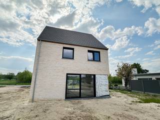 Hectaar realiseert een exclusief woonproject op een centrale en rustige locatie in Belsele, omgeven door groen. Lot 01 betreft een energiezuinige open bebouwing op een ruim perceel van 580m², met een bewoonbare oppervlakte van 161,76m² en een vaste trap naar de zolderverdieping van 46,08m², die de mogelijkheid biedt tot verdere afwerking.<br /><br /><strong>Indeling van de woning</strong><br />Gelijkvloers: inkomhal met gastentoilet, ruime berging met aparte inkomdeur, lichtrijke leefruimte met open keuken<br />Verdieping: nachthal met afzonderlijk toilet, drie volwaardige slaapkamers (13,80m² - 11,93m² - 11m²), ruime badkamer met ligbad, inloopdouche en dubbele lavabo<br />Zolder: vaste trap naar de zolderverdieping (46,08m²) – afwerkingsmogelijkheden naar eigen wens<br /><br /><strong>Duurzaam en comfortabel wonen</strong><br />- Energiezuinige bouw – klaar voor de toekomst<br />- Vloerverwarming op het gelijkvloers<br />- Zonnepanelen inbegrepen<br />- Regenwaterput van 10.000L – aangesloten op toiletten, wasmachine en buitenkraan<br />- Centrale ligging – vlotte verbinding met voorzieningen en openbaar vervoer<br />- Groene omgeving – rust en ruimte verzekerd<br />- Inclusief private parkeerplaats – centraal gelegen op het woondomein<br /><br />Bent u op zoek naar een ruime en energiezuinige nieuwbouwwoning in een groene, rustige omgeving?<br />Ontdek de plannen op www.hectaar.be of neem contact met ons op voor meer informatie en een persoonlijke afspraak.