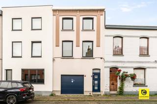 <p><span>Instapklare woning met 2 à 3 slaapkamers, garage en tuin te Groenenhoek!</span></p><p><span>Achter deze moderne gevel gaat een charmante, lichtrijke woning schuil die doorheen de jaren mooie alsook strucurele renovaties heeft ondergaan en bovendien prima onderhouden werd. Omwille van deze toplocatie in de trendy Groenenhoek zijn winkels, parken, scholen, horeca en sportfaciliteiten steeds vlakbij. Ook de bereikbaarheid is uitstekend met belangrijke invalswegen, openbaar vervoer en de fietsostrade op een boogscheut. Met een gunstig EPC (HR ramen, dak- en gevelisolatie, HR condensatieketel), conforme elektriciteit en Fiber is de woning "future-proof". Kortom, de ideale plek om werk- en privéleven optimaal te combineren. Mis deze unieke kans zeker niet!</span></p><p><span> </span></p><p><span>Gelijkvloers:</span><span> </span></p><p><span>Het huiselijk gevoel en de gezelligheid overvallen je meteen bij het betreden van de woning via de inkomhal met authentieke tegelvloer, karaktervolle ornamenten en sierlijke houten trap. Aanpalend de tuin ligt een polyvalente ruimte (ca. 14,5m²) die zich uitstekend leent als slaapkamer, hobbyruimte, bureel, wasruimte, noem maar op. Vanuit deze ruimte heeft u zicht op en rechtstreekse toegang tot de uitgestrekte tuin. Verder is er ook nog een praktische berging om bijvoorbeeld het tuingerief onder te brengen.</span></p><p><span> </span></p><p><span>1</span><span><sup>e</sup></span><span> verdiep:</span><span> </span></p><p><span>Vanuit de traphal betreedt u de recent vernieuwde keuken via een oogstrelende tussendeur met gietijzeren-look. Dit pareltje op keramische tegelvloer met beton-look voorziet in kwalitatieve toestellen (inductievuur, dampkap, oven, Quooker, vaatwasser, koelkast en vriezer) en biedt veel werk- en opbergruimte. Via de trap aan de achterzijde staat u onmiddellijk met al uw lekkers in de tuin. Met dank aan de grote raampartijen in combinatie met de dakkoepel geniet dit verdiep véél natuurlijk licht wat het ruimtegevoel nog meer in de verf zet. De omvangrijke leefruimte (30m²) biedt voldoende plek om een grote eetkamer te combineren met een gezellig salon. Ook de badkamer bevindt zich op dit verdiep en voorziet in een ligbad, douche, dubbel wasmeubel en hangtoilet.</span></p><p><span> </span></p><p><span>2</span><span><sup>e</sup></span><span> verdiep:</span><span> </span></p><p><span>Buiten de polyvalente tuinkamer heeft de woning nog 2 zéér ruime slaapkamers (ca. 11,5 18,5m²) op het bovenste verdiep. De slaapkamer aan de achterzijde heeft niet alleen zicht op de tuin, maar beschikt ook over een airco. Een ware luxe in de hete zomermaanden. Met dank aan de uitstekende dakisolatie blijven de kamers warm in de winter en koel tijdens de zomer.</span></p><p><span> </span></p><p><span>Tuin, garage &amp; kelder:</span><span> </span></p><p><span>In de zuid gerichte tuin van maar liefst 56m² kan u in alle rust en privacy genieten van de gezonde buitenlucht, het zonnetje, een streepje groen, een lekkere BBQ met vrienden of een sprankelend aperitief. Ook voor de kids en de huisdieren is dit de perfect uitvalbasis daar de tuin volledig omheind is. Het kunstgras is uiteraard een zege op vlak van onderhoud. Het potentieel van deze leuke tuin is enorm groot en kan mits beperkte en eenvoudige opfriswerken in "no time' omgetoverd worden tot een groene oase van rust. De ruime garage met elektrische poort is zonder meer een ware luxe, zowel voor de wagen alsook voor de fietsen. Bijkomend is de woning ook nog eens onderkelderd.</span></p><p><span> </span></p><p><span>Extra troeven:</span><span> </span></p><p><span>- Instapklaar - Toplocatie - HR ramen - HR condensatieketel 2016 - Dak- en gevelisolatie - Elektriciteit conform - Polyvalente tuinkamer - Recente keuken - Airco - Tuin - Garage - Kelder </span></p><p><span> </span></p><p><span>VISIT &amp; BUY</span><span>:</span><span> U bent van harte uitgenodigd op </span><span>woensdag 24 &amp; zaterdag 27 juni </span><span>te Passendalestraat 9, 2600 Berchem. Onze deskundige makelaar staat klaar om al uw vragen te beantwoorden. Bevestig alvast uw aanwezigheid via deze link </span><span><span>Instapklare woning met 2 à 3 slpks, garage en tuin te Groenenhoek! te koop te BERCHEM (2600)</span></span><span>, </span><span>via <span>info@coprimmo.be</span></span><span> of telefonisch: 03.449.49.77. Bij interesse kunt u na bezichtiging een </span><span>bod uitbrengen tot en met maandag 29 juni - 15u00</span><span>.</span></p><p><span> </span></p>