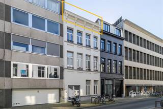 <p><span>Begijnenvest 22 (3rd floor) - Antwerp (2000)</span></p><p><span> </span></p><p><span>Ready to move in duplex apartment (106 m²) with 3 bedrooms and 2 bathrooms in Antwerp (2000).</span></p><p><span> </span></p><p><span>The property is in an absolutely prime location for those who love the vibrant city life. You live here in a quiet one-way street a stone's throw from the Marnixplaats, the Mechelseplein and the Zuid. Mobility is also excellent here: public transport and several velo stations are nearby and by car you are on the freeway in no time. In short: a top location for the city lover who likes to enjoy everything the city has to offer.</span></p><p><span>The apartment is located on the top two floors of a small building consisting of only four apartments. The fixed costs are €105/month and include cold water, block policy, elevator and minuterie. A new condensing boiler was installed in 2022 and the Velux windows in the living room were renewed in 2024.</span></p><p><span>By elevator or stairs you reach the third floor, where you enter the apartment through the hall. At the front is the cozy living space of about 35 m² with lots of light and an open kitchen corner, equipped with all modern comforts: gas fire, cooker hood, built-in dishwasher, fridge and freezer. At the back of this floor you will find a first bedroom (14 m²) with adjacent bathroom (3 m²), as well as a separate guest toilet.</span></p><p><span>On the upper floor we find at the back the spacious master bedroom (17 m²) with adjoining bathroom. There is also a third bedroom (13 m²) with adjacent storage room (10 m²).</span></p><p><span>Are you looking for a spacious city apartment with 3 bedrooms, 2 bathrooms and an excellent location in the heart of Antwerp? Do not miss this opportunity! Habitable surface 106 m² – ref: gross vloeropp. For more info or a free estimate visit </span><span><span>www.hansimmo.be</span></span></p><p><span> </span></p>