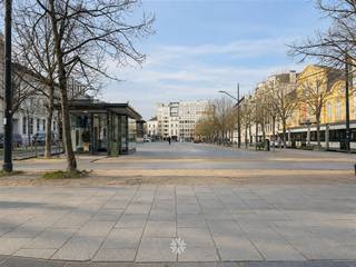 <p><span>GHENT - Vogelmarkt: Looking for a commercial ground floor </span><span>for rent in the heart of Ghent?</span><span> Then this property may be for you.</span></p><p><span> </span></p><p><span>The main assets in a nutshell:</span></p><ul><li><span>Exclusive location on Kouter Ghent</span></li><li><span>Located in the commercial part of the center </span></li><li><span>Parking at walking distance</span></li><li><span>Facade width of approximately 7.5 m for good visibility</span></li></ul><p><span> </span></p><p><span>Layout:</span></p><p><span>The commercial space is located on the ground floor and is directly accessible from the street. The first part consists of an office space (approx. 55m²) and a separate storage space (approx. 25m²). This part has large windows that provide the rooms with lots of light and also ensure good visibility from the street . The second part consists of a partially equipped kitchen and separate toilet. This exceptional property offers your business the opportunity to establish itself very centrally on one of the most exclusive squares in Ghent. Unique opportunity!</span></p><p><span> </span></p><p><span>Immediately available.</span></p><p><span>Rent: € 3250 + monthly provision: € 150 (private consumption heating). Electricity and water to be paid separately. </span></p><p><span> </span></p><p><span>Contact Axel Lenaerts estate agents for more info or a visit.</span></p>