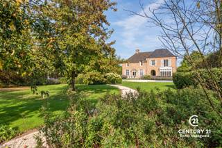 <h3>Statige, recente villa met uitzonderlijke parktuin en tijdloze klasse<span></span></h3>
<p>Deze bijzonder stijlvolle en perfect onderhouden villa combineert een statige architectuur met een verrassend warme woonbeleving op een 25 autominuten van zowel Eindhoven (NL) als Antwerpen. De fraaie architectuur, hoge raampartijen, karaktervolle dakvormen en elegante luiken zorgen voor een tijdloze uitstraling, terwijl binnen vooral ruimte, licht en comfort centraal staan.</p>
<p>Bij het betreden van de woning komt u binnen in een fraaie inkomhal met gastentoilet. Aansluitend bevindt zich een afzonderlijke bureauruimte, ideaal voor thuiswerk. De woonkamer en eetkamer sluiten mooi op elkaar aan en genieten dankzij de grote raampartijen van prachtige zichten op de tuin.</p>
<p>De volledig geïnstalleerde keuken vormt een aangename en functionele leefruimte en beschikt over een praktische naastgelegen berging/wasplaats. Ook de inpandige garage draagt bij aan het dagelijkse comfort en maakt deze woning bijzonder praktisch in gebruik.</p>
<p>Op de verdieping bevindt zich de royale hoofdslaapkamer, waar u ontwaakt met een werkelijk sprookjesachtig uitzicht over de tuin. Deze master suite beschikt over een eigen dressing en een ruime, luxueus uitgewerkte badkamer. Verder bevinden zich op deze verdieping nog drie volwaardige slaapkamers, een tweede badkamer en een afzonderlijk nachttoilet.</p>
<p>De zolderverdieping biedt bijkomende mogelijkheden en kan verder worden ingericht als extra slaapkamer, werkruimte, hobbykamer of polyvalente ruimte.</p>
<h3>Een tuin die u moet beleven</h3>
<p>Ook buiten weet deze villa bijzonder te overtuigen. De volledig omheinde tuin is met veel gevoel voor groen, privacy en beleving aangelegd en vormt zonder twijfel één van de absolute troeven van de eigendom.</p>
<p>Direct aan de woning bevindt zich een heerlijk zonneterras, ideaal voor lange zomerse lunches en diners. Verderop in de tuin ligt een tweede, bijzonder sfeervol terras onder de platanen, een plek waar u op warme dagen in alle rust van de schaduw kunt genieten.</p>
<p>Achteraan op het perceel bevindt zich bovendien een eigen groentetuin met plantenkas, aangevuld met een mooie en praktische tuinberging. Volwassen beplanting, sierlijke hagen, bloeiende hortensia’s en lavendel, open gazons en verschillende zichtlijnen zorgen ervoor dat de tuin telkens opnieuw weet te verrassen.</p>
<p>De woning is recent, perfect onderhouden en volledig instapklaar : alles is aanwezig om onmiddellijk te genieten.</p>
<p>Kortom: een uitzonderlijk complete villa waar uitstraling, comfort, praktische bruikbaarheid en een unieke buitenbeleving op een bijzonder fraaie manier samenkomen. Een eigendom voor wie op zoek is naar rust, privacy, ruimte en kwaliteit — zonder in te boeten op wooncomfort.</p>