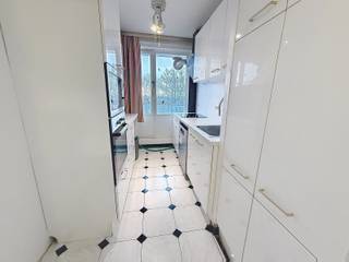 Plan your visit online via www.living-stone.bePleasant and bright corner apartment on the fifth floor with three bedrooms and private parking...