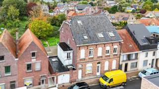 Welkom in de Poperbosstraat 16, waar dit imposante burgerhuis terug te vinden is. Gelegen in het centrum van Torhout, geniet deze eigendom van een uiterst centrale ligging. Supermarkten, scholen, openbaar vervoer met trein- en busverbindingen en tal van andere voorzieningen bevinden zich op wandel- en fietsafstand. Er is geen renovatieplicht wegens dat deze eigendom opgenomen is op de inventaris onroerend erfgoed.<br /><br />De eigendom is ingericht als 12 studentenkamers en biedt hierdoor een interessant investeringspotentieel. Mits een opfrissing kunnen de kamers opnieuw verhuurd worden, wat deze eigendom bijzonder interessant maakt voor investeerders.<br /><br />Tegelijk schuilt er in deze eigendom een potentieel voor wie droomt van een karaktervolle woning. Met de nodige renovatiewerken kan de oorspronkelijke grandeur opnieuw naar boven worden gebracht en kunnen de authentieke elementen opnieuw volledig tot hun recht komen.<br />De hoge plafonds, sierlijke kroonlijsten, decoratieve rozetten en authentieke houten plankenvloeren vormen slechts enkele van de karaktervolle elementen die deze eigendom te bieden heeft.<br /><br />De eigendom is gelegen op een perceel van 912 m². Achteraan bevindt zich een uitgestrekte tuin die, ondanks de centrale ligging, een rustige en groene omgeving biedt.<br /><br />Warm geworden van deze statige eigendom? Contacteer ons vandaag nog voor meer informatie of een bezoek ter plaatse!<br /><br />Neem voorsprong met een vrijblijvende schatting via:<br />www.residentievastgoed.be/gratisonlineschatten