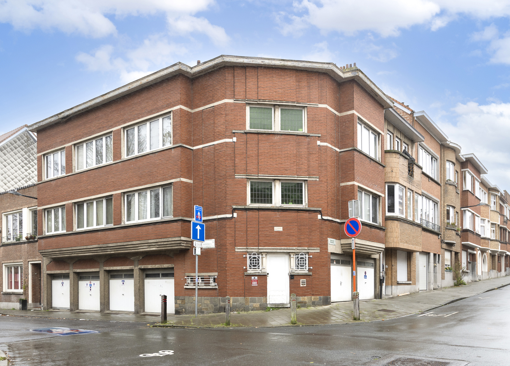 Opbrengsteigendom met twee appartementen en 6 garages. - foto 1
