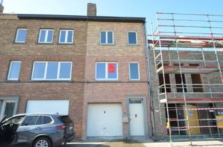 Ruime woning met garage met mooi open zicht op de vaart.<br /><br />Indeling:<br /><br />inkomhall, kelder, ruime garage met werkplaats, zonnige koer, badkamer met bad, douche en toilet, woonkamer met terrasje, volledig ingerichte keuken, tweede toilet, 3 slaapkamers (waarvan 1 zolderkamer met vaste trap). <br /><br />- Zonnepanelen (10 stuks)<br />- Vernieuwd geïsoleerd dak<br />- Geïsoleerde achtergevel (CREPI) <br />- Voorgevel werd gereinigd en opnieuw gevoegd<br />- Mogelijkheid om garage bij te huren