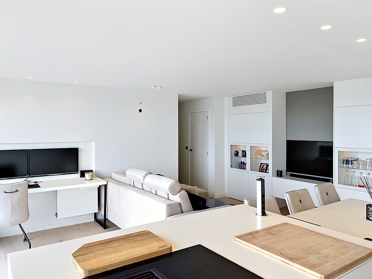 Gerenoveerd appartement met 2 slaapkamers en ruim terras. - foto 3